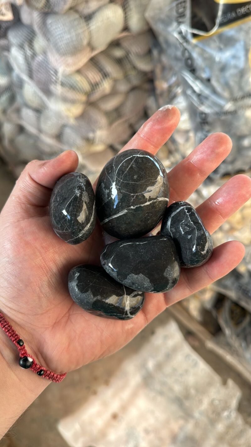 Mármol boleado negro